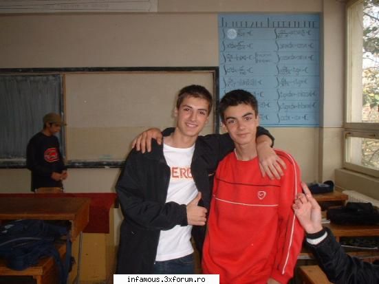 hello all :d ala din stanga e si ala din dreapta e io :d adica poze cu noi ! :)
